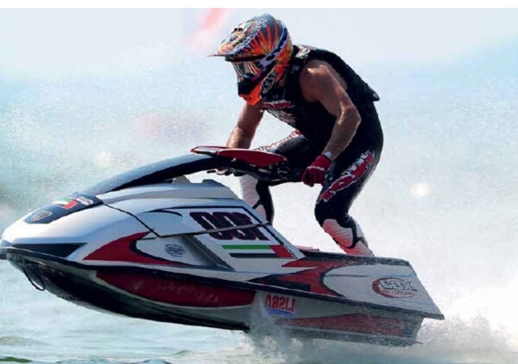 Deslízate sobre el agua con el aclamado corredor de jet ski Alex Morgan