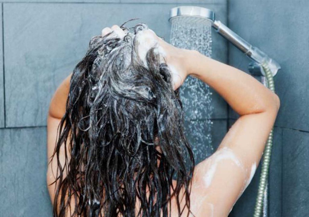 Lava tu cabello en 6 pasos